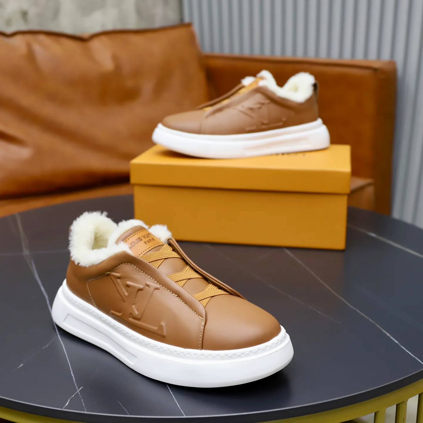 Ex-factory price: 500💰🙅‍♂️🙅‍♂️🙅‍♂️ Brand: LV Louis Vuitton Standard code: 38-44 (45 customized) Grade: Same as the official website Material: Original cowhide fabric Comfortable and warm wool lining Increased lightness, wear-resistant and soft outsole Style category: Men's fashionable casual shoes Running sneakers Distinguished luxury brand elements Top luxury Color: actual picture color